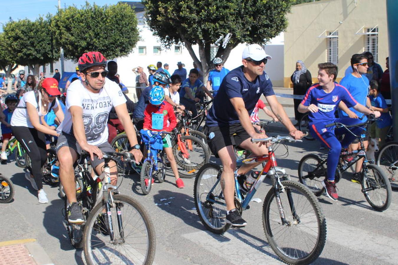 El núcleo de Las Norias arrancó el mes de mayo con una actividad deportiva y familiar que se ha convertido en un clásico y que reunió a más de 200 personas. El Día de la Bicicleta de Las Norias permitió ver en la mañana de ayer a muchos pequeños acompañados de amigos, padres e incluso abuelos.