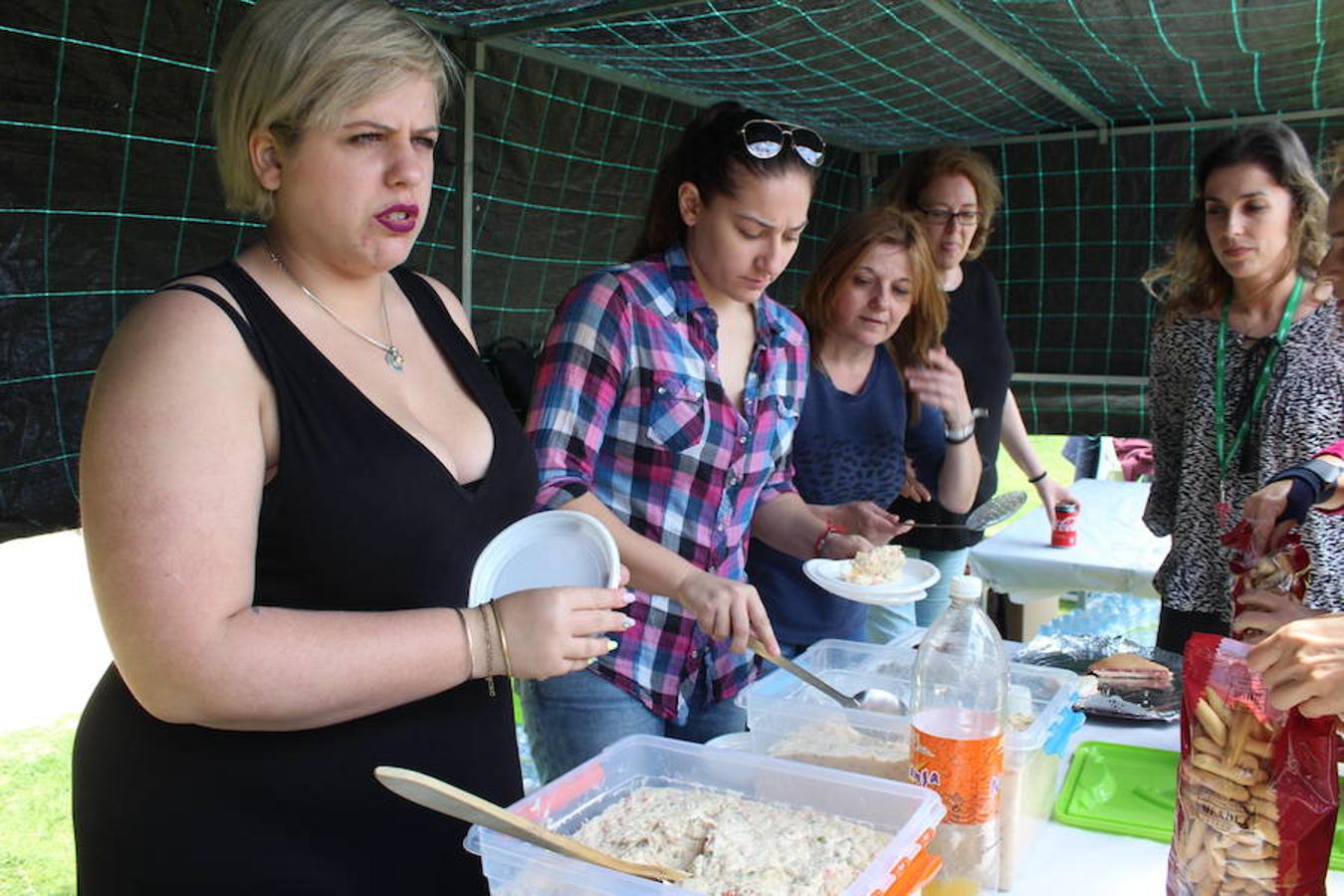 La asociación de familiares y personas con problemas de salud mental El Timón compartió el pasado viernes una jornada de convivencia y experiencias con la asociación de Familiares con Enfermos de Esquizofrenia de Málaga, Afenes. Una jornada que finalizó con una comida de convivencia en el parque municipal. 