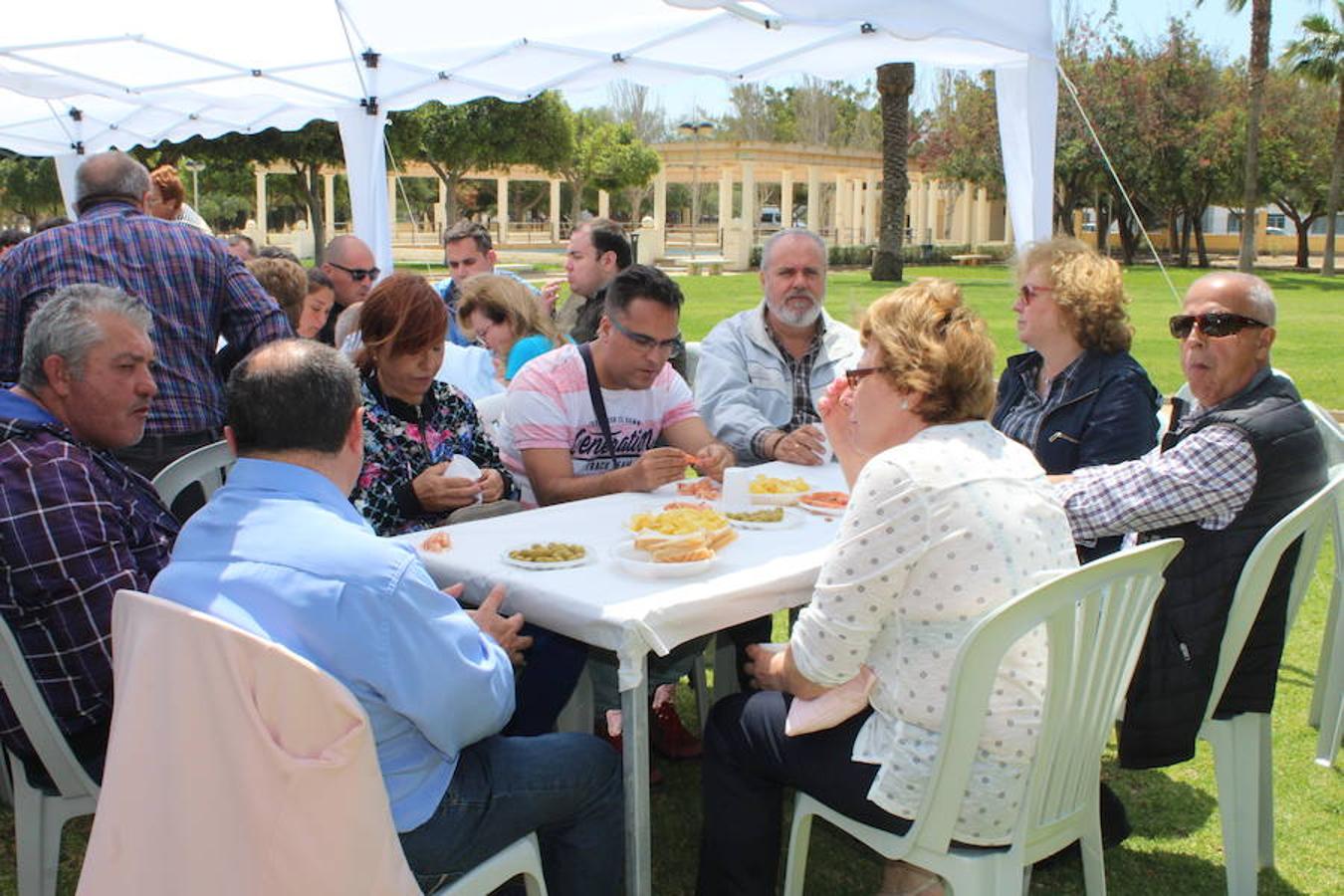 La asociación de familiares y personas con problemas de salud mental El Timón compartió el pasado viernes una jornada de convivencia y experiencias con la asociación de Familiares con Enfermos de Esquizofrenia de Málaga, Afenes. Una jornada que finalizó con una comida de convivencia en el parque municipal. 