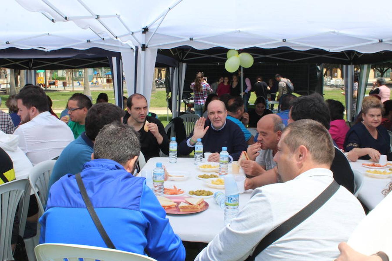 La asociación de familiares y personas con problemas de salud mental El Timón compartió el pasado viernes una jornada de convivencia y experiencias con la asociación de Familiares con Enfermos de Esquizofrenia de Málaga, Afenes. Una jornada que finalizó con una comida de convivencia en el parque municipal. 