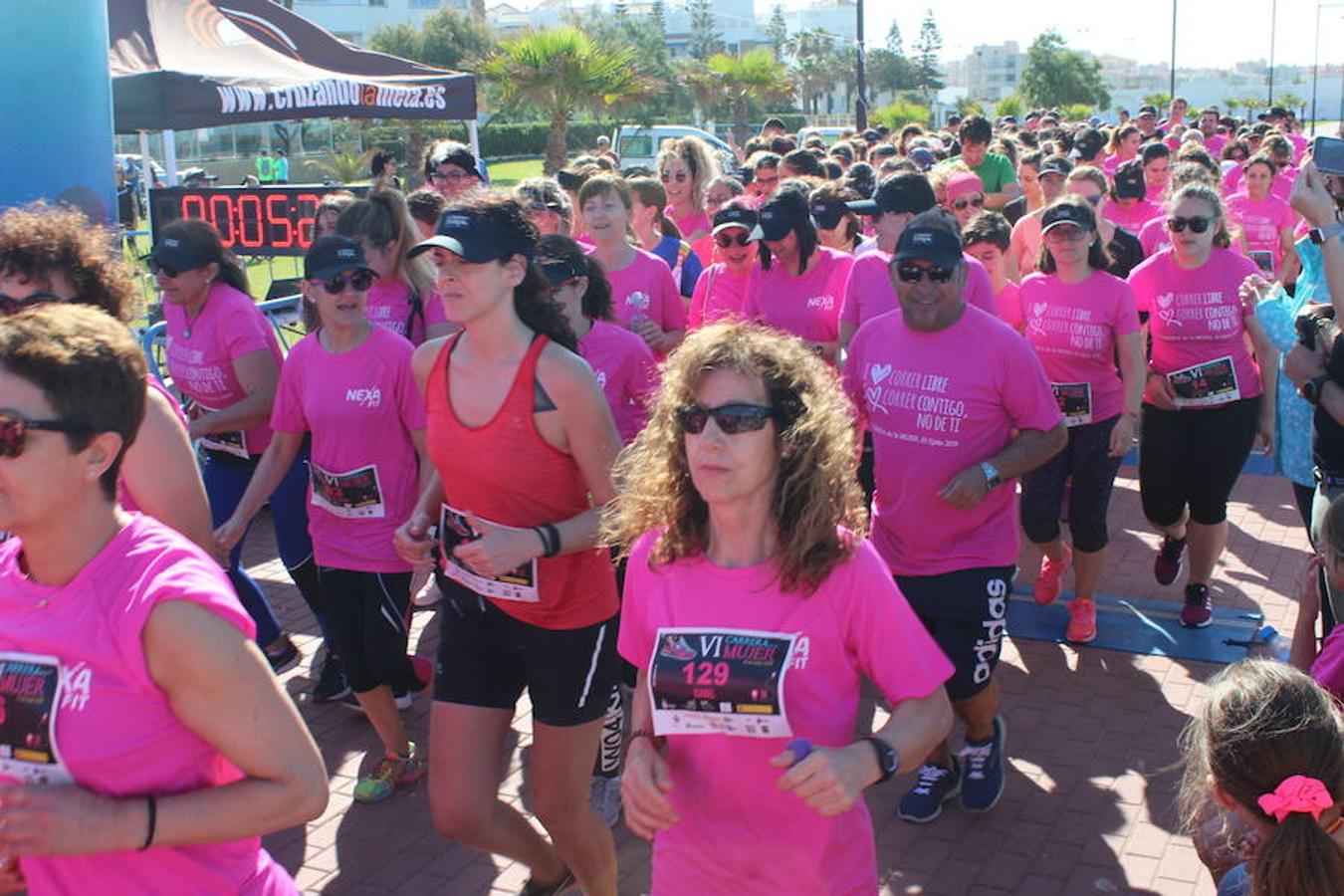 Más de 800 personas entre niños y adultos se dieron cita en la VI edición de la Carrera de la Mujer que este año tuvo por lema 'Yo quiero correr libre, yo quiero correr contigo, no de ti', y que se enmarcó en el I Plan Municipal para la Igualdad y en el Pacto de Estado contra la Violencia de Género. Un evento que se desarrolló en el paseo marítimo de Poniente de Almerimar en la mañana de ayer.