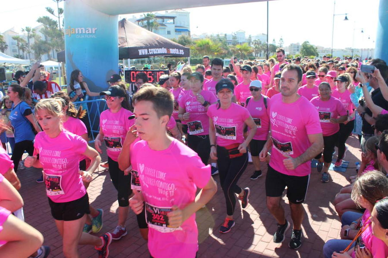 Más de 800 personas entre niños y adultos se dieron cita en la VI edición de la Carrera de la Mujer que este año tuvo por lema 'Yo quiero correr libre, yo quiero correr contigo, no de ti', y que se enmarcó en el I Plan Municipal para la Igualdad y en el Pacto de Estado contra la Violencia de Género. Un evento que se desarrolló en el paseo marítimo de Poniente de Almerimar en la mañana de ayer.