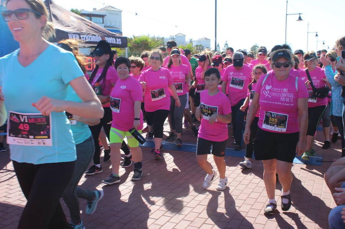 Más de 800 personas entre niños y adultos se dieron cita en la VI edición de la Carrera de la Mujer que este año tuvo por lema 'Yo quiero correr libre, yo quiero correr contigo, no de ti', y que se enmarcó en el I Plan Municipal para la Igualdad y en el Pacto de Estado contra la Violencia de Género. Un evento que se desarrolló en el paseo marítimo de Poniente de Almerimar en la mañana de ayer.