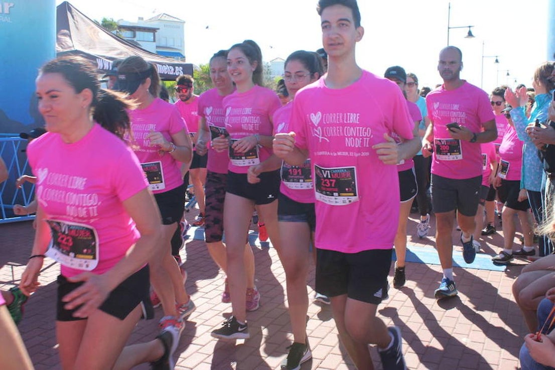 Más de 800 personas entre niños y adultos se dieron cita en la VI edición de la Carrera de la Mujer que este año tuvo por lema 'Yo quiero correr libre, yo quiero correr contigo, no de ti', y que se enmarcó en el I Plan Municipal para la Igualdad y en el Pacto de Estado contra la Violencia de Género. Un evento que se desarrolló en el paseo marítimo de Poniente de Almerimar en la mañana de ayer.