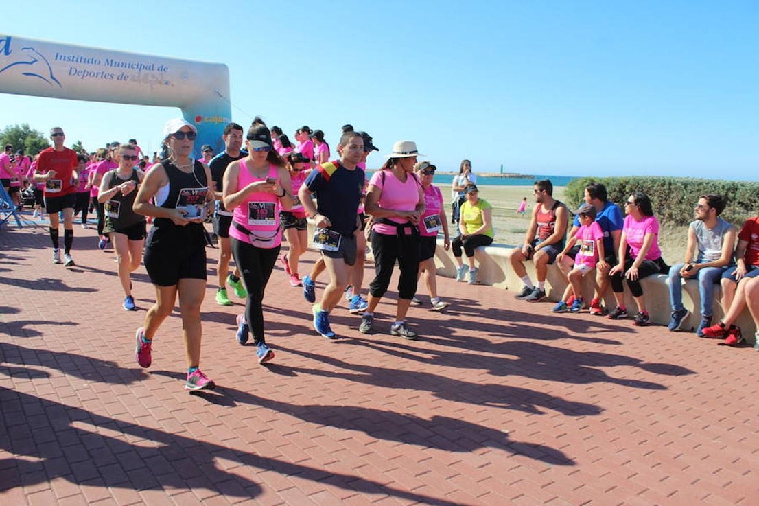 Más de 800 personas entre niños y adultos se dieron cita en la VI edición de la Carrera de la Mujer que este año tuvo por lema 'Yo quiero correr libre, yo quiero correr contigo, no de ti', y que se enmarcó en el I Plan Municipal para la Igualdad y en el Pacto de Estado contra la Violencia de Género. Un evento que se desarrolló en el paseo marítimo de Poniente de Almerimar en la mañana de ayer.