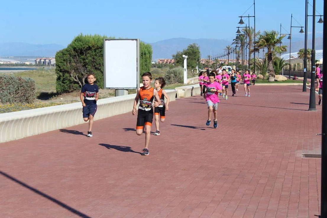 Más de 800 personas entre niños y adultos se dieron cita en la VI edición de la Carrera de la Mujer que este año tuvo por lema 'Yo quiero correr libre, yo quiero correr contigo, no de ti', y que se enmarcó en el I Plan Municipal para la Igualdad y en el Pacto de Estado contra la Violencia de Género. Un evento que se desarrolló en el paseo marítimo de Poniente de Almerimar en la mañana de ayer.