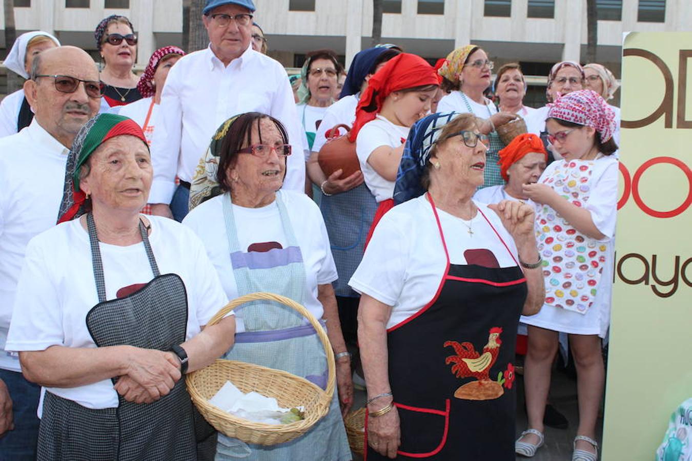Festival de Teatro y Muestra de Teatro han estado este año más unidas que nunca. Así fue durante la presentación de la 30 Muestra de Teatro y así fue en la tarde de ayer en la inauguración del 42 Festival de Teatro, donde se llevó a cabo un homenaje a ese aniversario con un recorrido por su historia con la participación activa en él de las más de 400 personas que este año han participado en la Muestra.