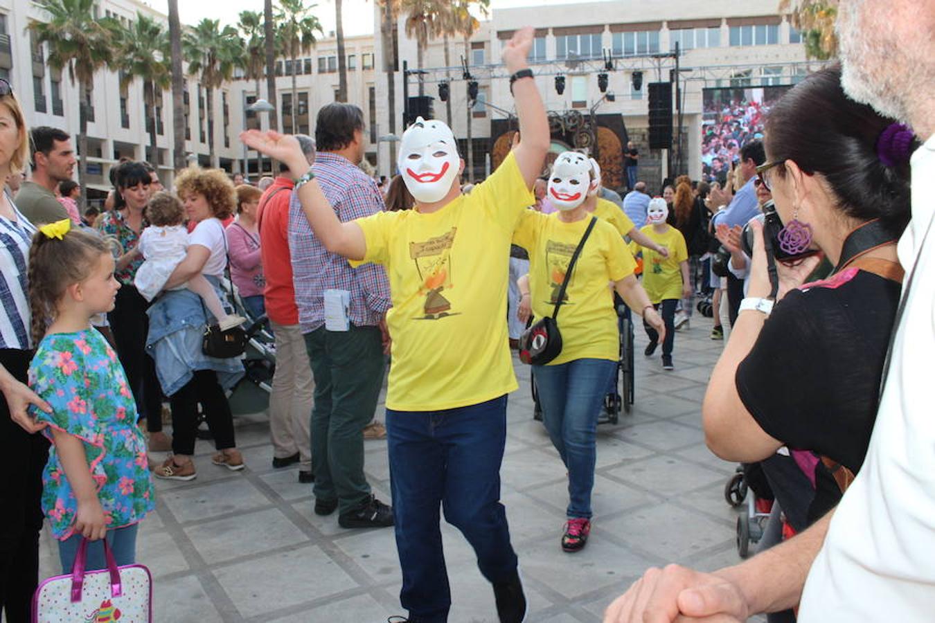 Festival de Teatro y Muestra de Teatro han estado este año más unidas que nunca. Así fue durante la presentación de la 30 Muestra de Teatro y así fue en la tarde de ayer en la inauguración del 42 Festival de Teatro, donde se llevó a cabo un homenaje a ese aniversario con un recorrido por su historia con la participación activa en él de las más de 400 personas que este año han participado en la Muestra.