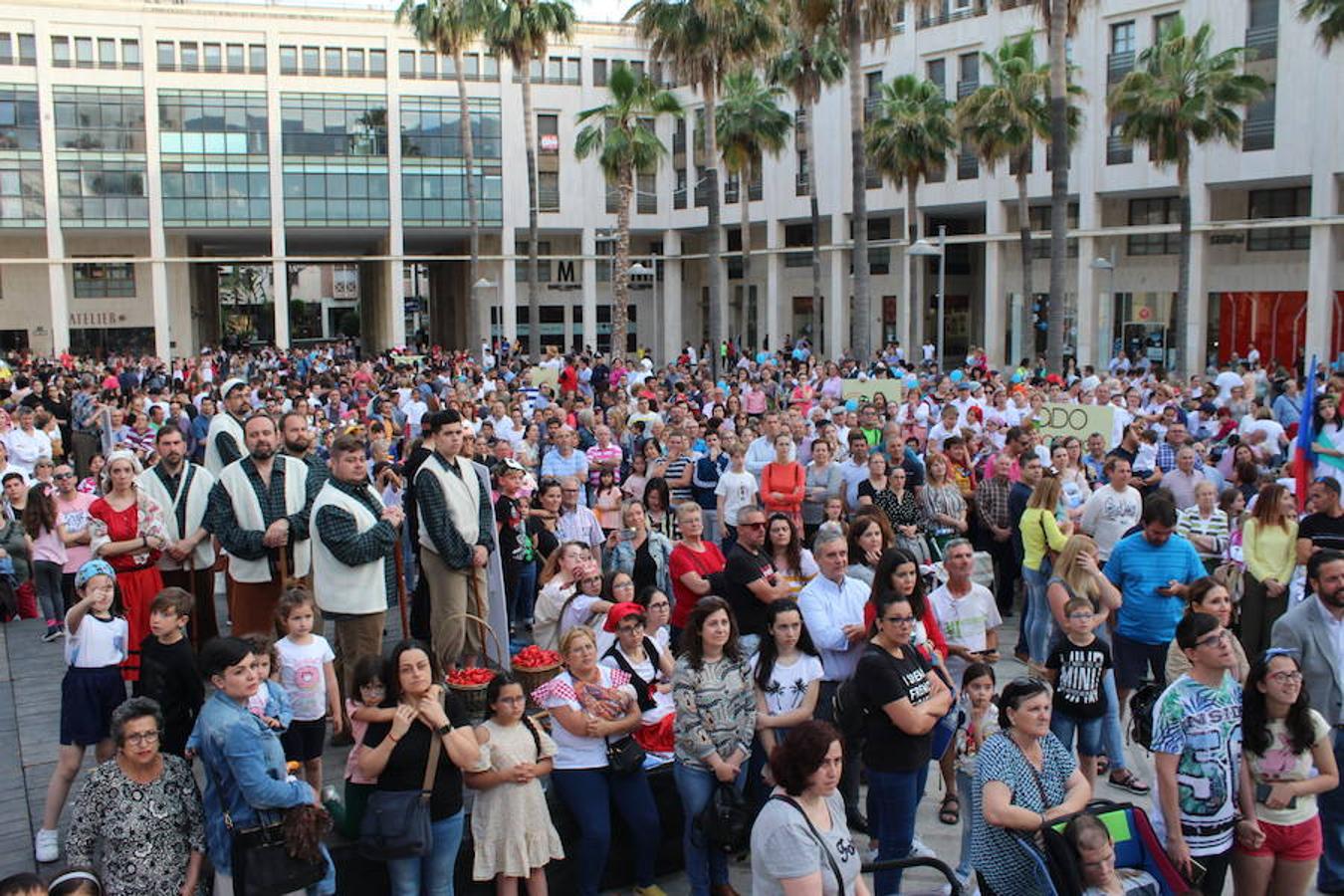 Festival de Teatro y Muestra de Teatro han estado este año más unidas que nunca. Así fue durante la presentación de la 30 Muestra de Teatro y así fue en la tarde de ayer en la inauguración del 42 Festival de Teatro, donde se llevó a cabo un homenaje a ese aniversario con un recorrido por su historia con la participación activa en él de las más de 400 personas que este año han participado en la Muestra.