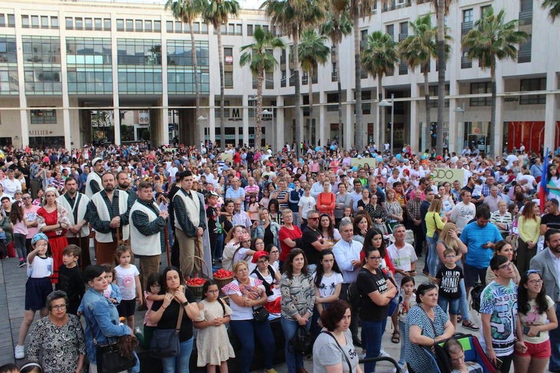 Festival de Teatro y Muestra de Teatro han estado este año más unidas que nunca. Así fue durante la presentación de la 30 Muestra de Teatro y así fue en la tarde de ayer en la inauguración del 42 Festival de Teatro, donde se llevó a cabo un homenaje a ese aniversario con un recorrido por su historia con la participación activa en él de las más de 400 personas que este año han participado en la Muestra.