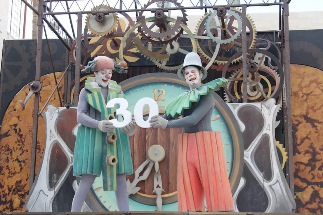 Festival de Teatro y Muestra de Teatro han estado este año más unidas que nunca. Así fue durante la presentación de la 30 Muestra de Teatro y así fue en la tarde de ayer en la inauguración del 42 Festival de Teatro, donde se llevó a cabo un homenaje a ese aniversario con un recorrido por su historia con la participación activa en él de las más de 400 personas que este año han participado en la Muestra.