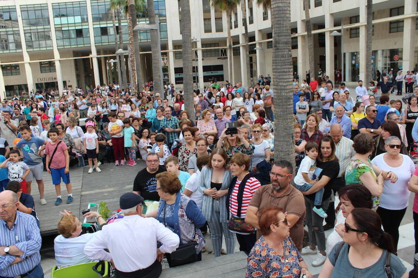 Festival de Teatro y Muestra de Teatro han estado este año más unidas que nunca. Así fue durante la presentación de la 30 Muestra de Teatro y así fue en la tarde de ayer en la inauguración del 42 Festival de Teatro, donde se llevó a cabo un homenaje a ese aniversario con un recorrido por su historia con la participación activa en él de las más de 400 personas que este año han participado en la Muestra.