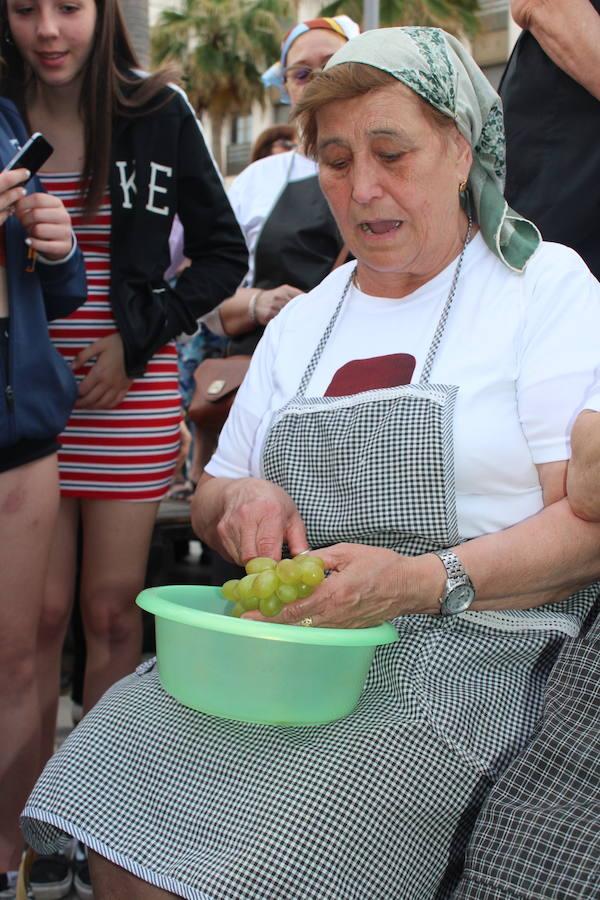 Festival de Teatro y Muestra de Teatro han estado este año más unidas que nunca. Así fue durante la presentación de la 30 Muestra de Teatro y así fue en la tarde de ayer en la inauguración del 42 Festival de Teatro, donde se llevó a cabo un homenaje a ese aniversario con un recorrido por su historia con la participación activa en él de las más de 400 personas que este año han participado en la Muestra.