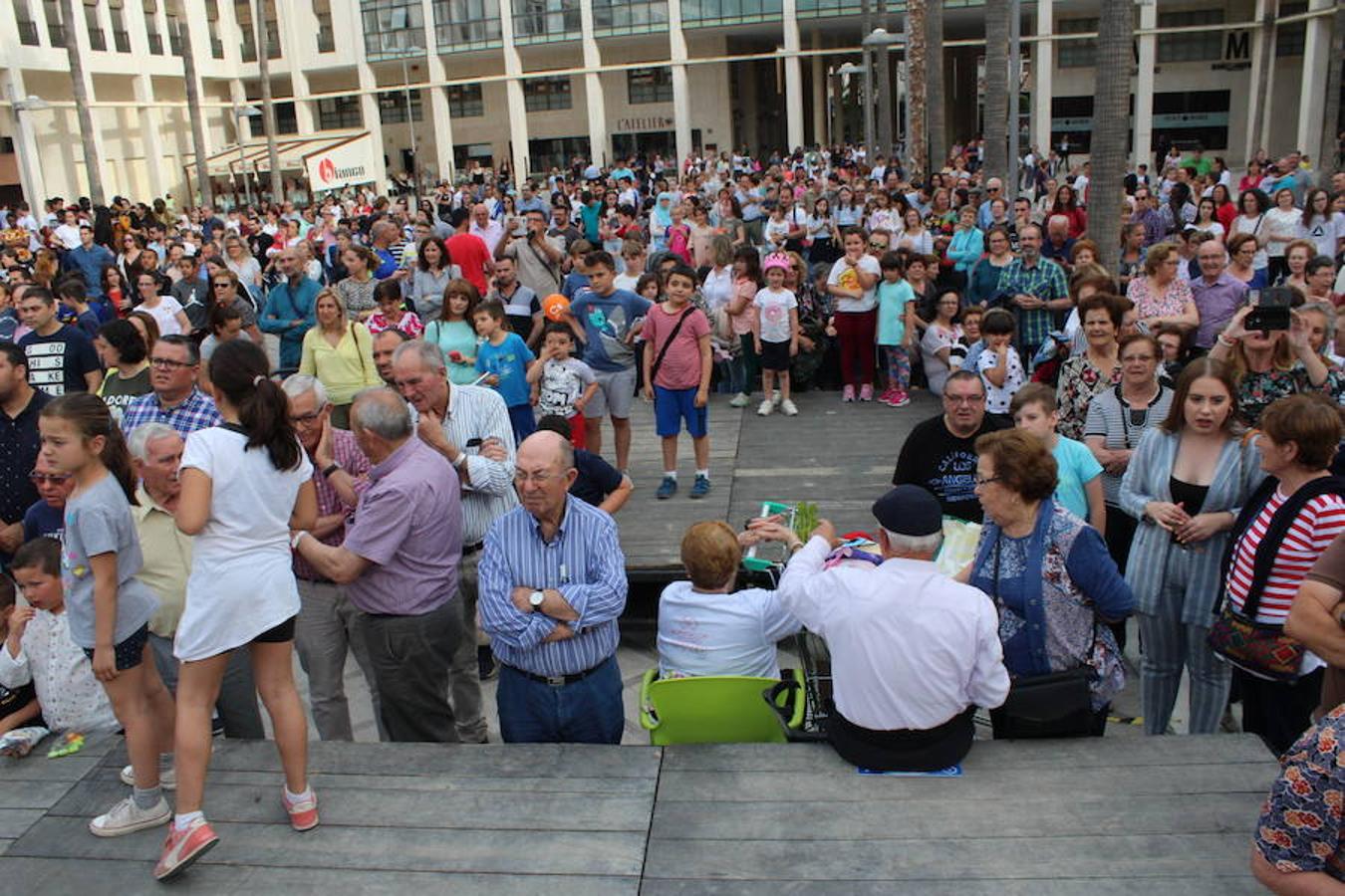 Festival de Teatro y Muestra de Teatro han estado este año más unidas que nunca. Así fue durante la presentación de la 30 Muestra de Teatro y así fue en la tarde de ayer en la inauguración del 42 Festival de Teatro, donde se llevó a cabo un homenaje a ese aniversario con un recorrido por su historia con la participación activa en él de las más de 400 personas que este año han participado en la Muestra.