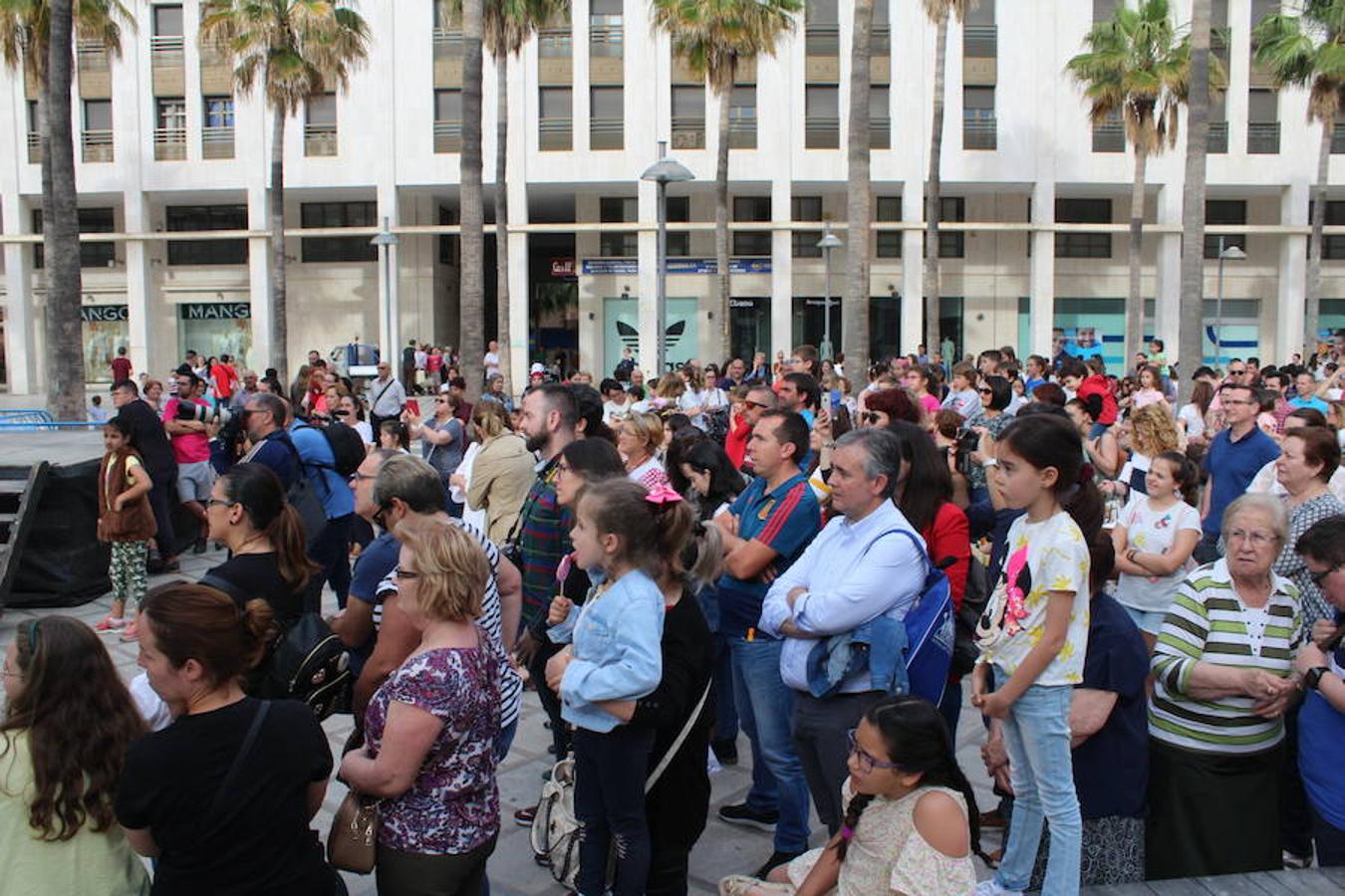 Festival de Teatro y Muestra de Teatro han estado este año más unidas que nunca. Así fue durante la presentación de la 30 Muestra de Teatro y así fue en la tarde de ayer en la inauguración del 42 Festival de Teatro, donde se llevó a cabo un homenaje a ese aniversario con un recorrido por su historia con la participación activa en él de las más de 400 personas que este año han participado en la Muestra.