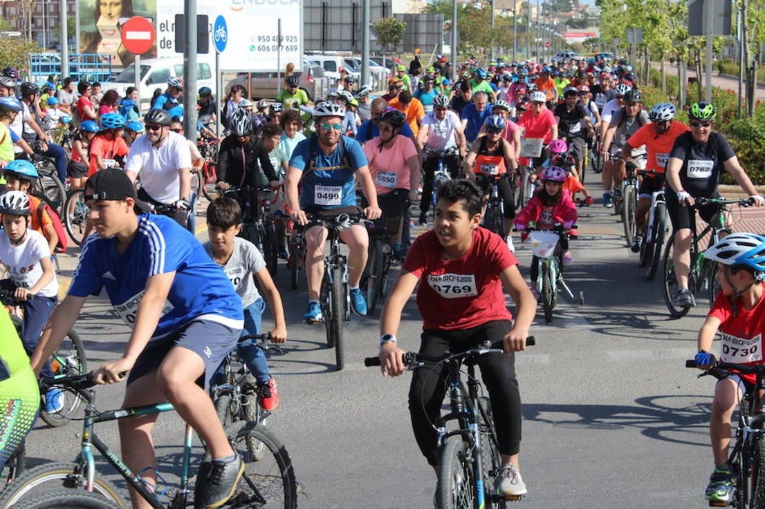 Cerca de un millar de personas participaron en la tarde de ayer en el Día de la Bicicleta del núcleo de El Ejido. Un evento que volvió a subir sobre las dos ruedas a abuelos, padres y nietos para disfrutar de una jornada de ocio y deporte en familia.