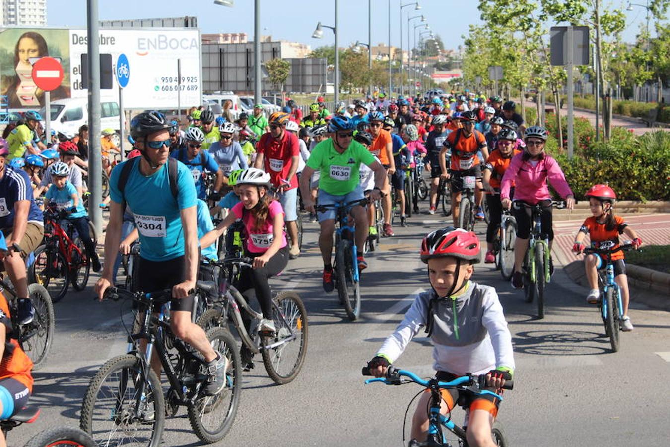 Cerca de un millar de personas participaron en la tarde de ayer en el Día de la Bicicleta del núcleo de El Ejido. Un evento que volvió a subir sobre las dos ruedas a abuelos, padres y nietos para disfrutar de una jornada de ocio y deporte en familia.