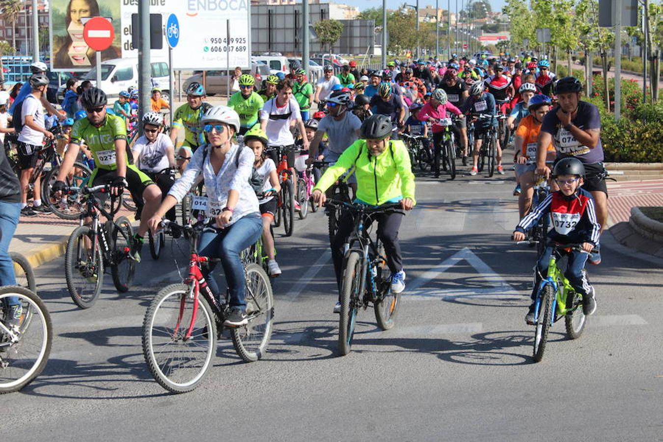 Cerca de un millar de personas participaron en la tarde de ayer en el Día de la Bicicleta del núcleo de El Ejido. Un evento que volvió a subir sobre las dos ruedas a abuelos, padres y nietos para disfrutar de una jornada de ocio y deporte en familia.