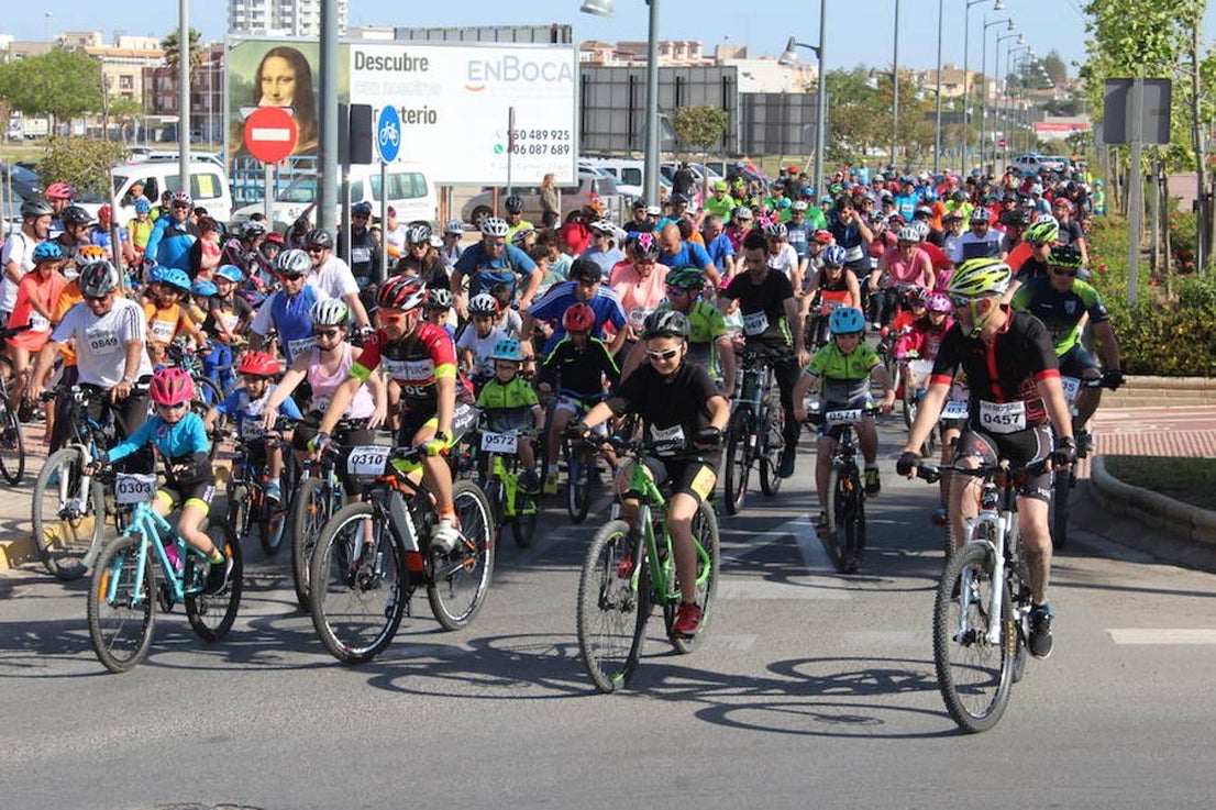 Cerca de un millar de personas participaron en la tarde de ayer en el Día de la Bicicleta del núcleo de El Ejido. Un evento que volvió a subir sobre las dos ruedas a abuelos, padres y nietos para disfrutar de una jornada de ocio y deporte en familia.