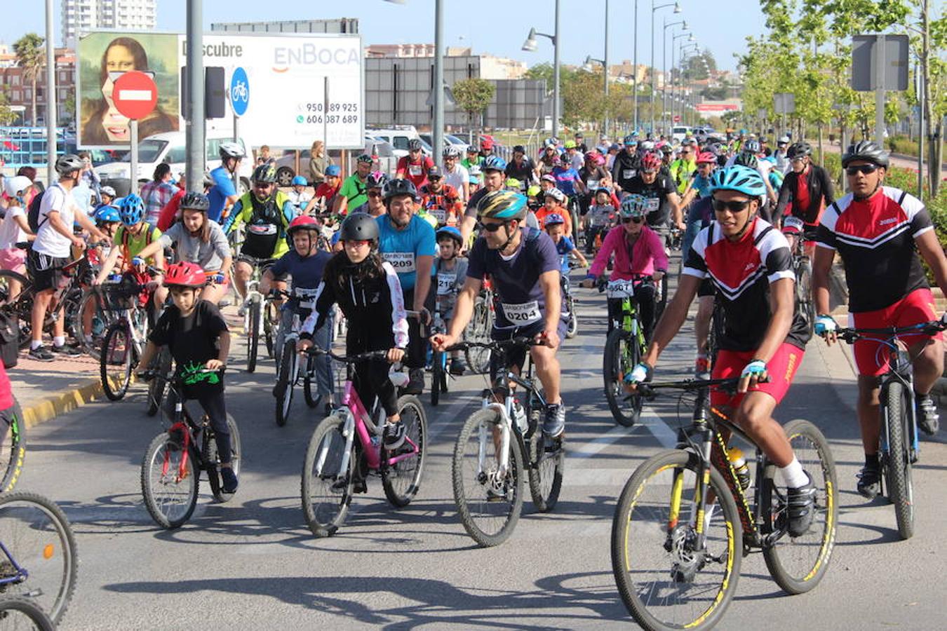 Cerca de un millar de personas participaron en la tarde de ayer en el Día de la Bicicleta del núcleo de El Ejido. Un evento que volvió a subir sobre las dos ruedas a abuelos, padres y nietos para disfrutar de una jornada de ocio y deporte en familia.