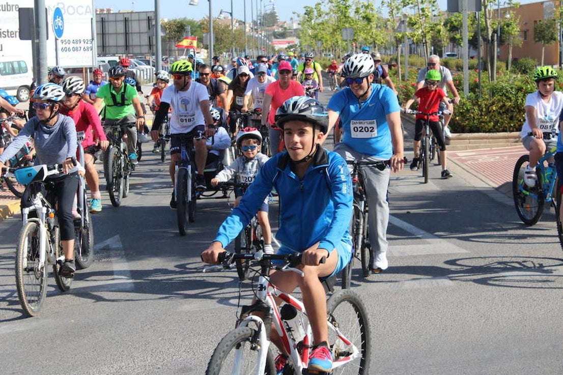 Cerca de un millar de personas participaron en la tarde de ayer en el Día de la Bicicleta del núcleo de El Ejido. Un evento que volvió a subir sobre las dos ruedas a abuelos, padres y nietos para disfrutar de una jornada de ocio y deporte en familia.