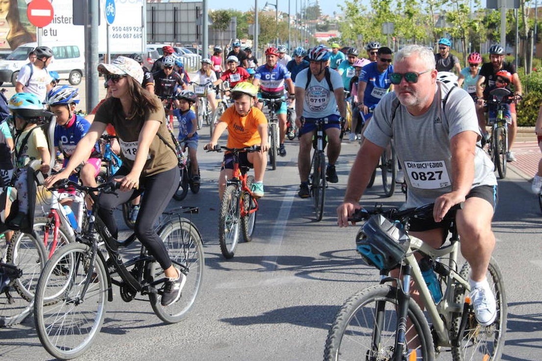 Cerca de un millar de personas participaron en la tarde de ayer en el Día de la Bicicleta del núcleo de El Ejido. Un evento que volvió a subir sobre las dos ruedas a abuelos, padres y nietos para disfrutar de una jornada de ocio y deporte en familia.