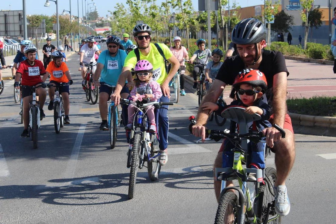 Cerca de un millar de personas participaron en la tarde de ayer en el Día de la Bicicleta del núcleo de El Ejido. Un evento que volvió a subir sobre las dos ruedas a abuelos, padres y nietos para disfrutar de una jornada de ocio y deporte en familia.