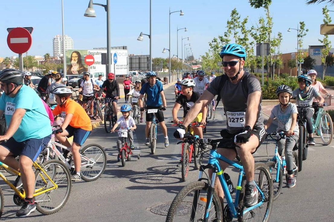 Cerca de un millar de personas participaron en la tarde de ayer en el Día de la Bicicleta del núcleo de El Ejido. Un evento que volvió a subir sobre las dos ruedas a abuelos, padres y nietos para disfrutar de una jornada de ocio y deporte en familia.
