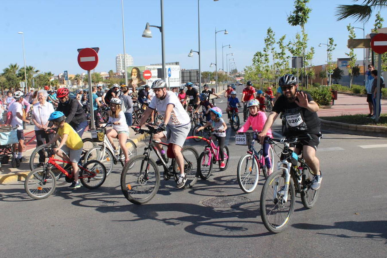 Cerca de un millar de personas participaron en la tarde de ayer en el Día de la Bicicleta del núcleo de El Ejido. Un evento que volvió a subir sobre las dos ruedas a abuelos, padres y nietos para disfrutar de una jornada de ocio y deporte en familia.