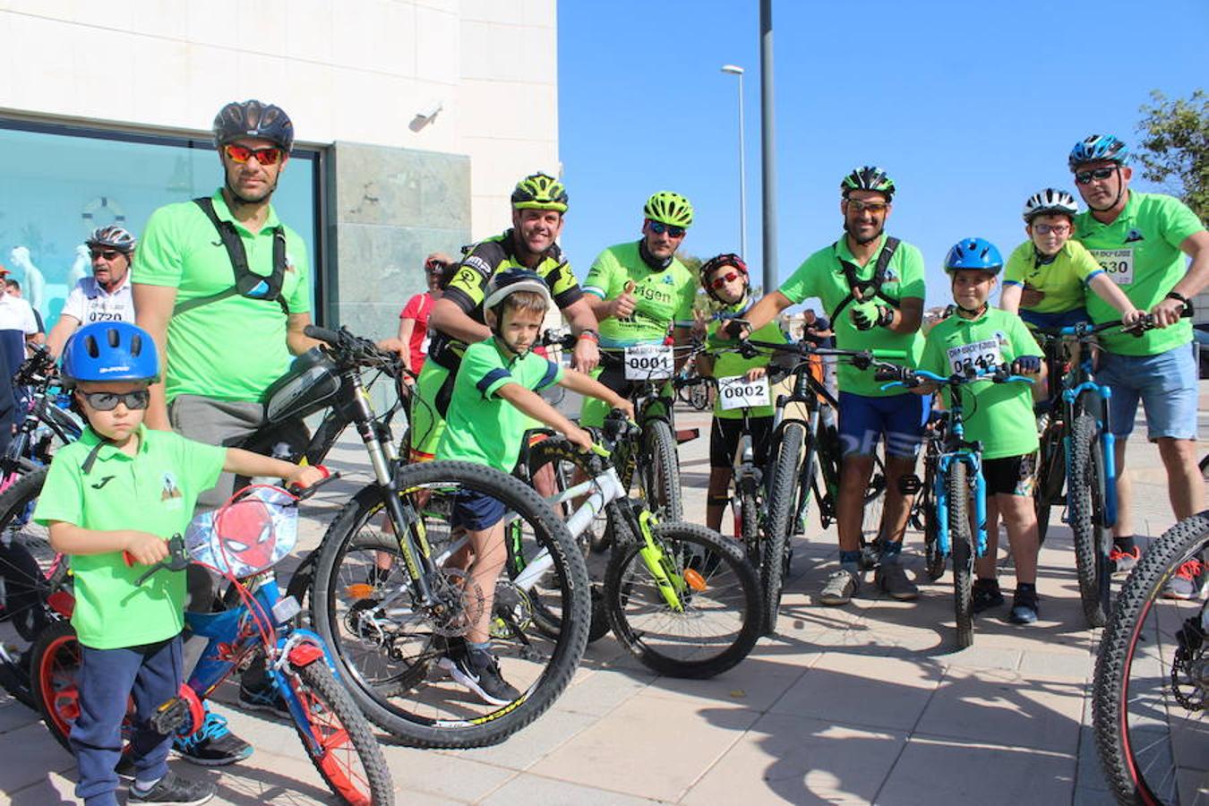 Cerca de un millar de personas participaron en la tarde de ayer en el Día de la Bicicleta del núcleo de El Ejido. Un evento que volvió a subir sobre las dos ruedas a abuelos, padres y nietos para disfrutar de una jornada de ocio y deporte en familia.