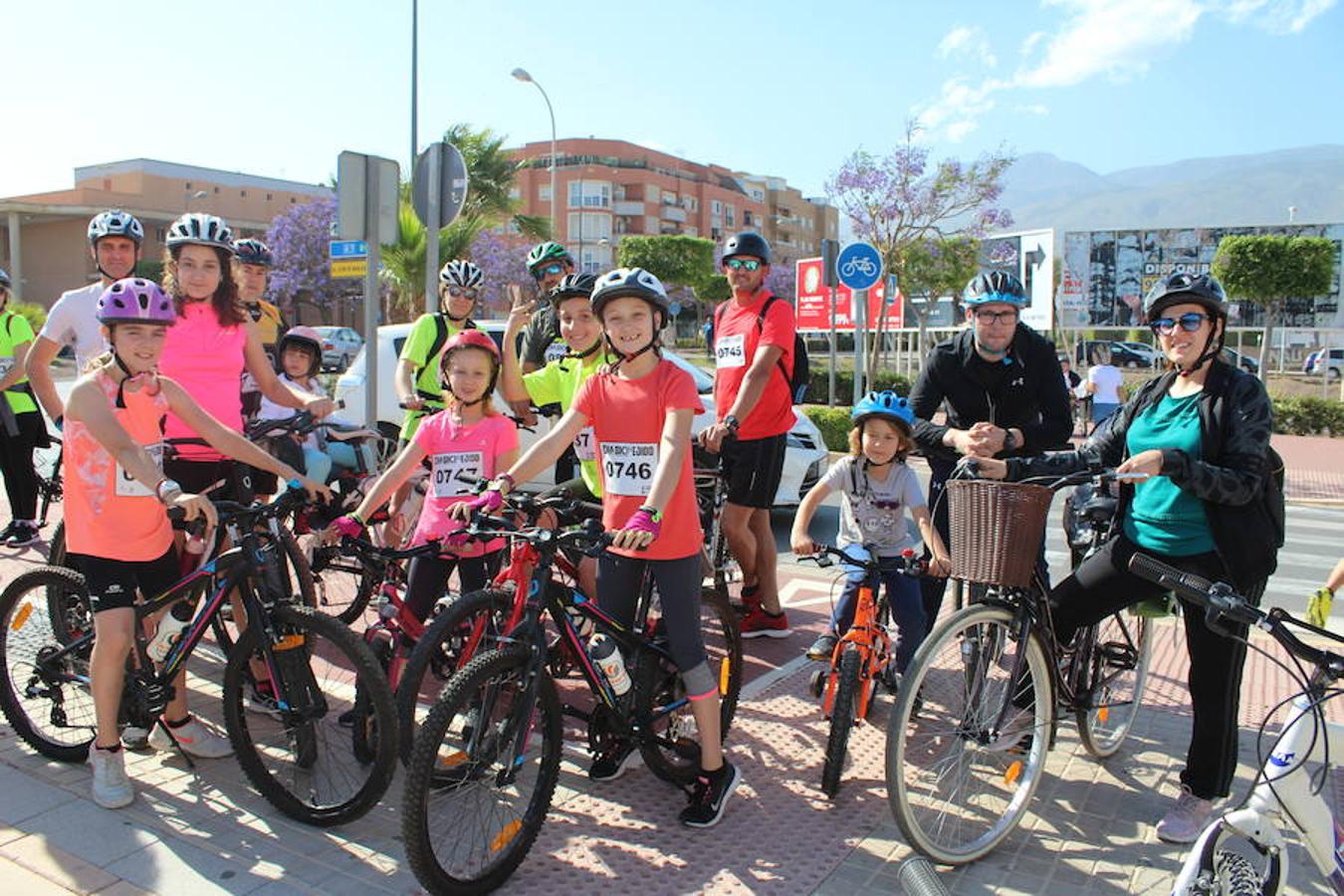 Cerca de un millar de personas participaron en la tarde de ayer en el Día de la Bicicleta del núcleo de El Ejido. Un evento que volvió a subir sobre las dos ruedas a abuelos, padres y nietos para disfrutar de una jornada de ocio y deporte en familia.