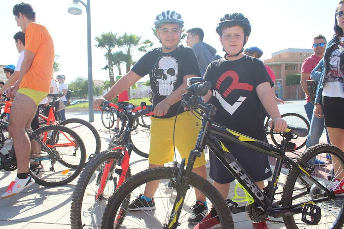 Cerca de un millar de personas participaron en la tarde de ayer en el Día de la Bicicleta del núcleo de El Ejido. Un evento que volvió a subir sobre las dos ruedas a abuelos, padres y nietos para disfrutar de una jornada de ocio y deporte en familia.