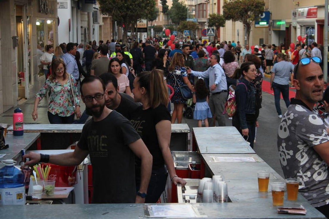 La Noche en Blanco ejidense gana adeptos. Además de conseguir que miles de personas llenaran ayer por la tarde y por la noche el centro de la ciudad, también fueron más de ochenta los comercios que se animaron a formar parte de esta propuesta comercial, lúdica y cultural que dio vida y ambiente a las principales calles del centro durante más de cinco horas consecutivas. Pasacalles, magia, música, baile, sorteos, desfiles de moda o talleres se fueron alternando en diferentes enclaves del centro.