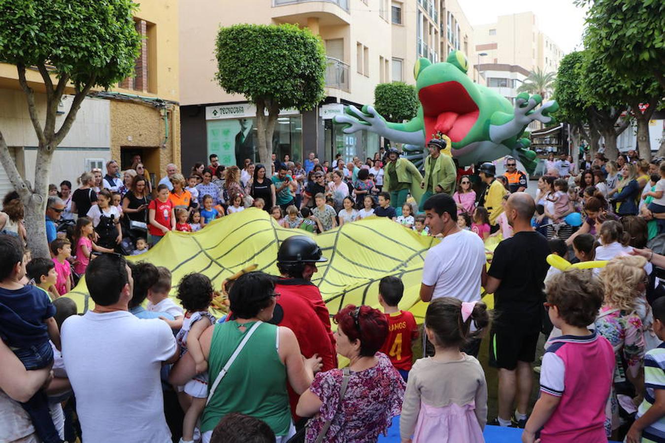 La Noche en Blanco ejidense gana adeptos. Además de conseguir que miles de personas llenaran ayer por la tarde y por la noche el centro de la ciudad, también fueron más de ochenta los comercios que se animaron a formar parte de esta propuesta comercial, lúdica y cultural que dio vida y ambiente a las principales calles del centro durante más de cinco horas consecutivas. Pasacalles, magia, música, baile, sorteos, desfiles de moda o talleres se fueron alternando en diferentes enclaves del centro.