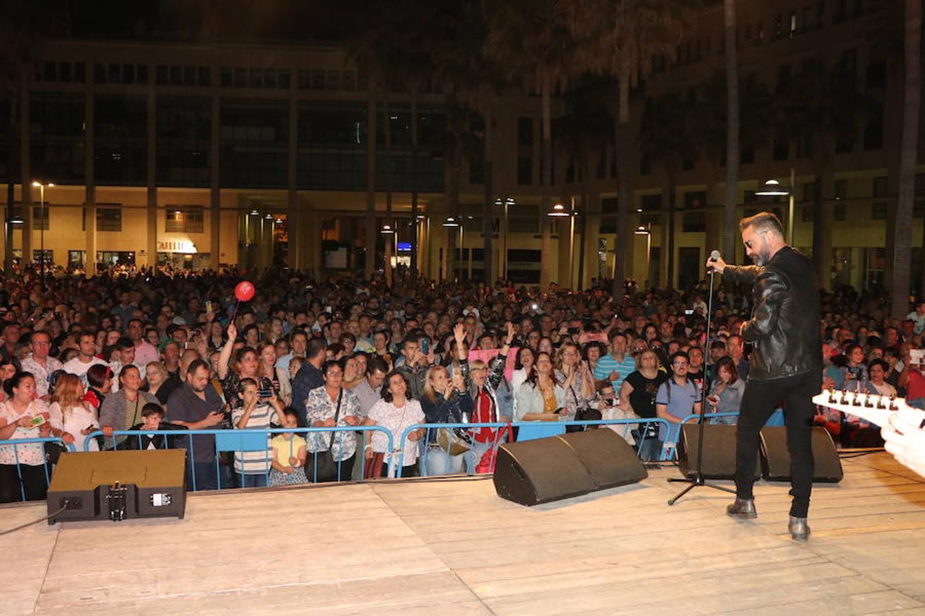 La Noche en Blanco ejidense gana adeptos. Además de conseguir que miles de personas llenaran ayer por la tarde y por la noche el centro de la ciudad, también fueron más de ochenta los comercios que se animaron a formar parte de esta propuesta comercial, lúdica y cultural que dio vida y ambiente a las principales calles del centro durante más de cinco horas consecutivas. Pasacalles, magia, música, baile, sorteos, desfiles de moda o talleres se fueron alternando en diferentes enclaves del centro.