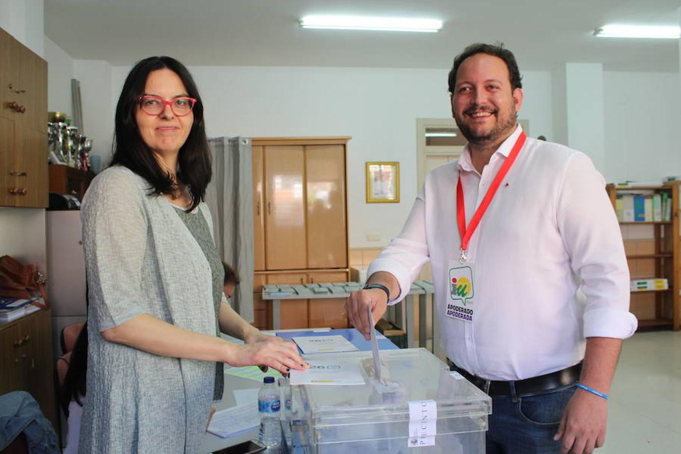 Desde primera hora de la mañana los diferentes candiatos a la alcaldía de El Ejido de las formación políticas concurrentes han ejercido su derecho a voto y han llamado a las urnas a los ejidenses con el objetivo de obtener una elevada participación en esta jornada de elecciones europeas y municipales.