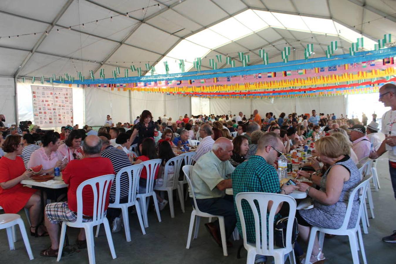 Más de 3.000 personas disfrutaron ayer de la tradicional fiesta de los 'Huevos fritos con chorizo' en el marco de las fiestas de Santa María del Águila, en honor a la Virgen María Madre de la Iglesia. La Carpa Municipal se convirtió desde las doce de la mañana aproximadamente en lugar de paso de grupos de familias y amigos dispuestos a disfrutar de este evento en el que se sirvieron algo más de 6.000 huevos, más de 300 kilos de chorizo, más de 500 kilos de pimientos, más de 1.500 kilos de ensalada y 2.000 kilos de sandía. 