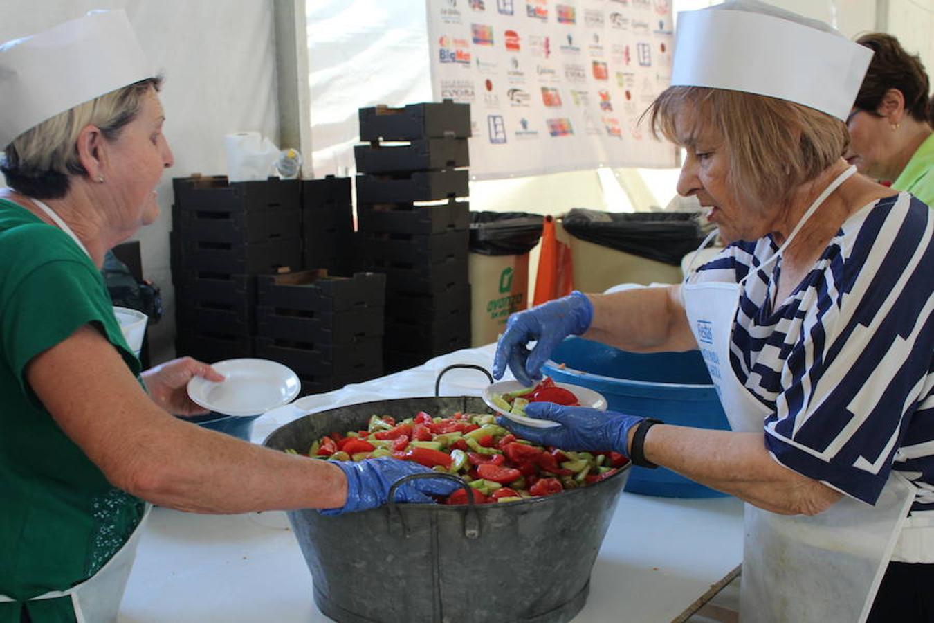 Más de 3.000 personas disfrutaron ayer de la tradicional fiesta de los 'Huevos fritos con chorizo' en el marco de las fiestas de Santa María del Águila, en honor a la Virgen María Madre de la Iglesia. La Carpa Municipal se convirtió desde las doce de la mañana aproximadamente en lugar de paso de grupos de familias y amigos dispuestos a disfrutar de este evento en el que se sirvieron algo más de 6.000 huevos, más de 300 kilos de chorizo, más de 500 kilos de pimientos, más de 1.500 kilos de ensalada y 2.000 kilos de sandía. 