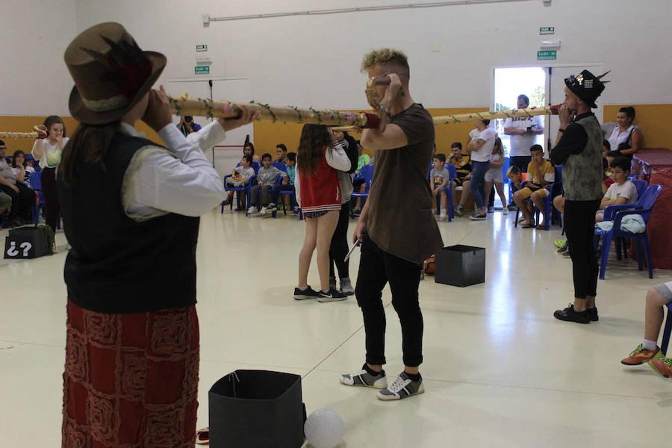 Ángela Hernández, Rocío Pedrajas, Ana Belén Fernández, Juanjo Lozano, Alejandro Sánchez y Nico Cano, de Nórbac Erfus Teatro, pusieron en escena Los Susurradores el pasado miércoles en San Agustín y en la tarde de ayer en Las Norias, sorprendiendo a todos los asistentes por su originalidad y su carga emocional.