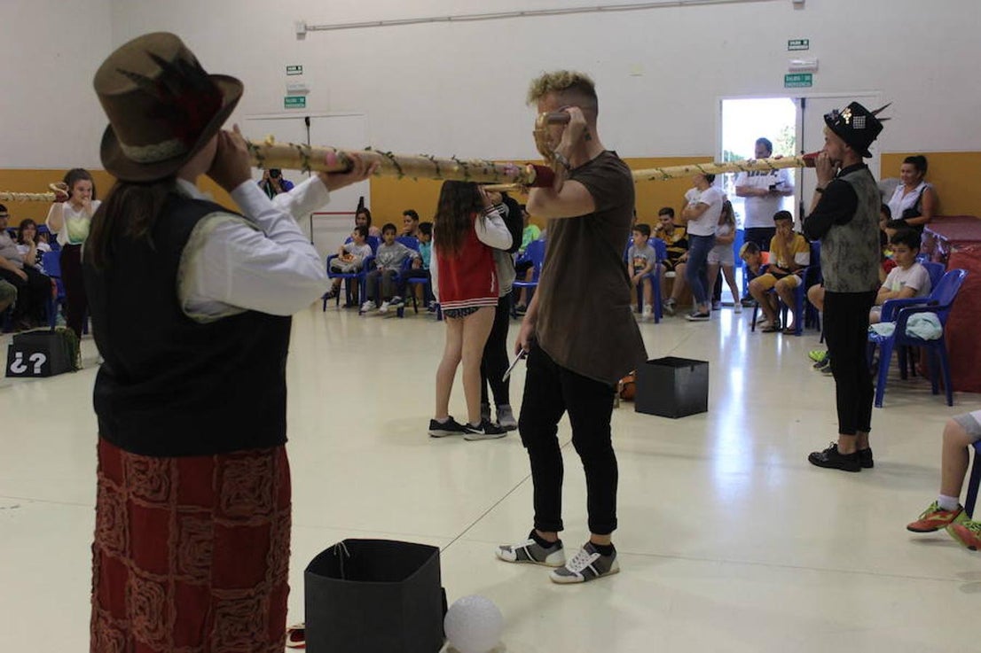 Ángela Hernández, Rocío Pedrajas, Ana Belén Fernández, Juanjo Lozano, Alejandro Sánchez y Nico Cano, de Nórbac Erfus Teatro, pusieron en escena Los Susurradores el pasado miércoles en San Agustín y en la tarde de ayer en Las Norias, sorprendiendo a todos los asistentes por su originalidad y su carga emocional.