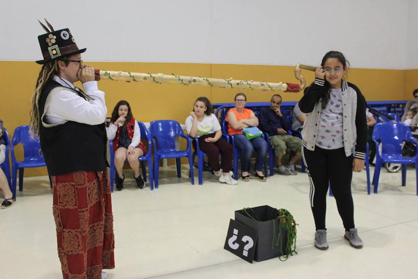 Ángela Hernández, Rocío Pedrajas, Ana Belén Fernández, Juanjo Lozano, Alejandro Sánchez y Nico Cano, de Nórbac Erfus Teatro, pusieron en escena Los Susurradores el pasado miércoles en San Agustín y en la tarde de ayer en Las Norias, sorprendiendo a todos los asistentes por su originalidad y su carga emocional.