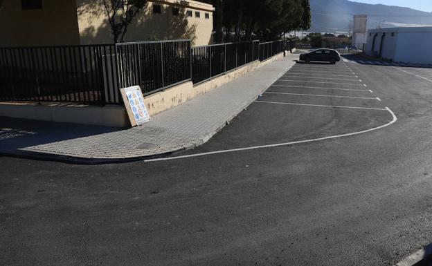 El Ayuntamiento acondiciona el entorno del CEIP Punta Entinas