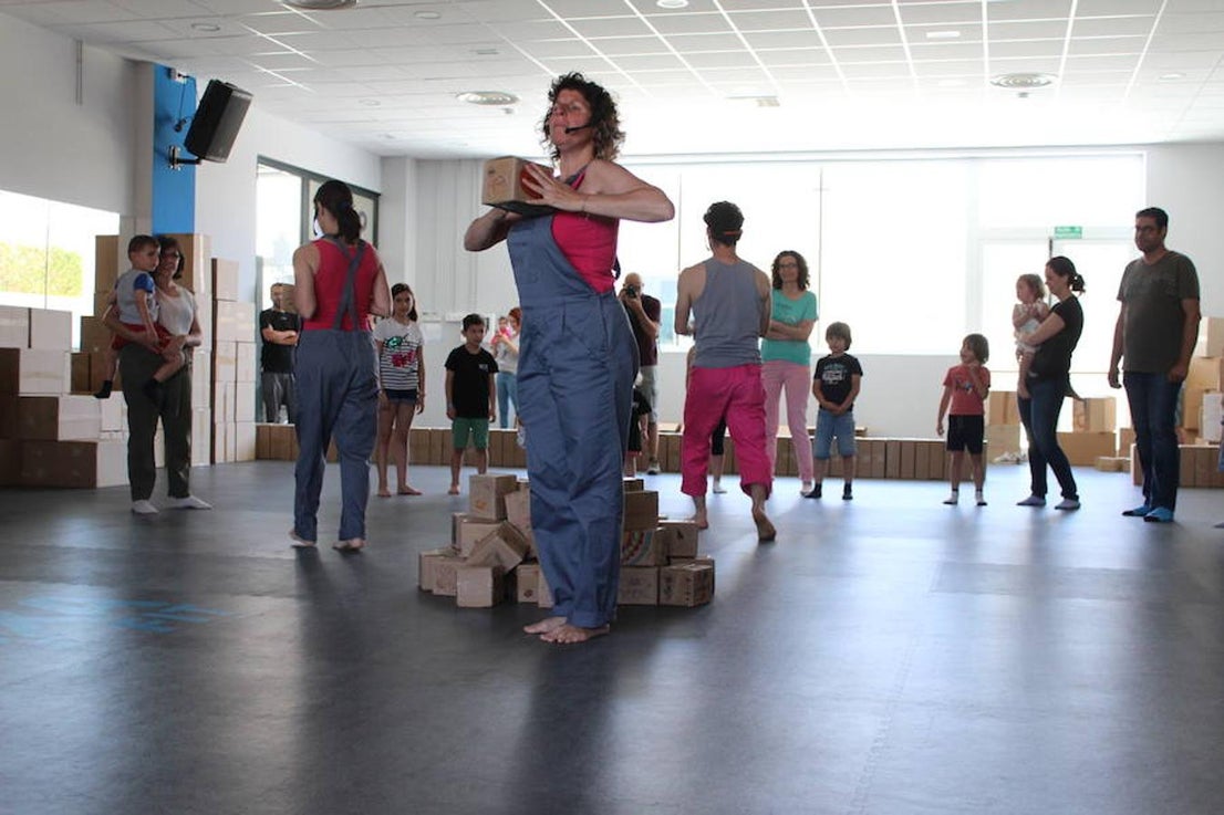 Decenas de niños disfrutaron el sábado con el espectáculo interactivo Un Mundo de Cartón, desarrollado por la compañía catalana Creamoviment. A través de un cuento de animales mágicos y de más de cien cajas de cartón, los niños pudieron descubrir, explorar y experimentar de manera respetuosa, vivencias y sensaciones de un mundo de cartón vivo y en constante cambio.
