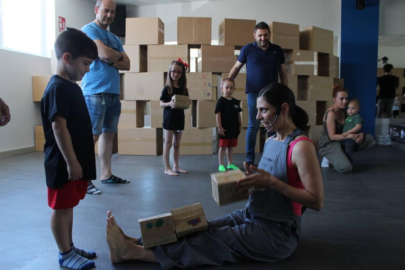 Decenas de niños disfrutaron el sábado con el espectáculo interactivo Un Mundo de Cartón, desarrollado por la compañía catalana Creamoviment. A través de un cuento de animales mágicos y de más de cien cajas de cartón, los niños pudieron descubrir, explorar y experimentar de manera respetuosa, vivencias y sensaciones de un mundo de cartón vivo y en constante cambio.