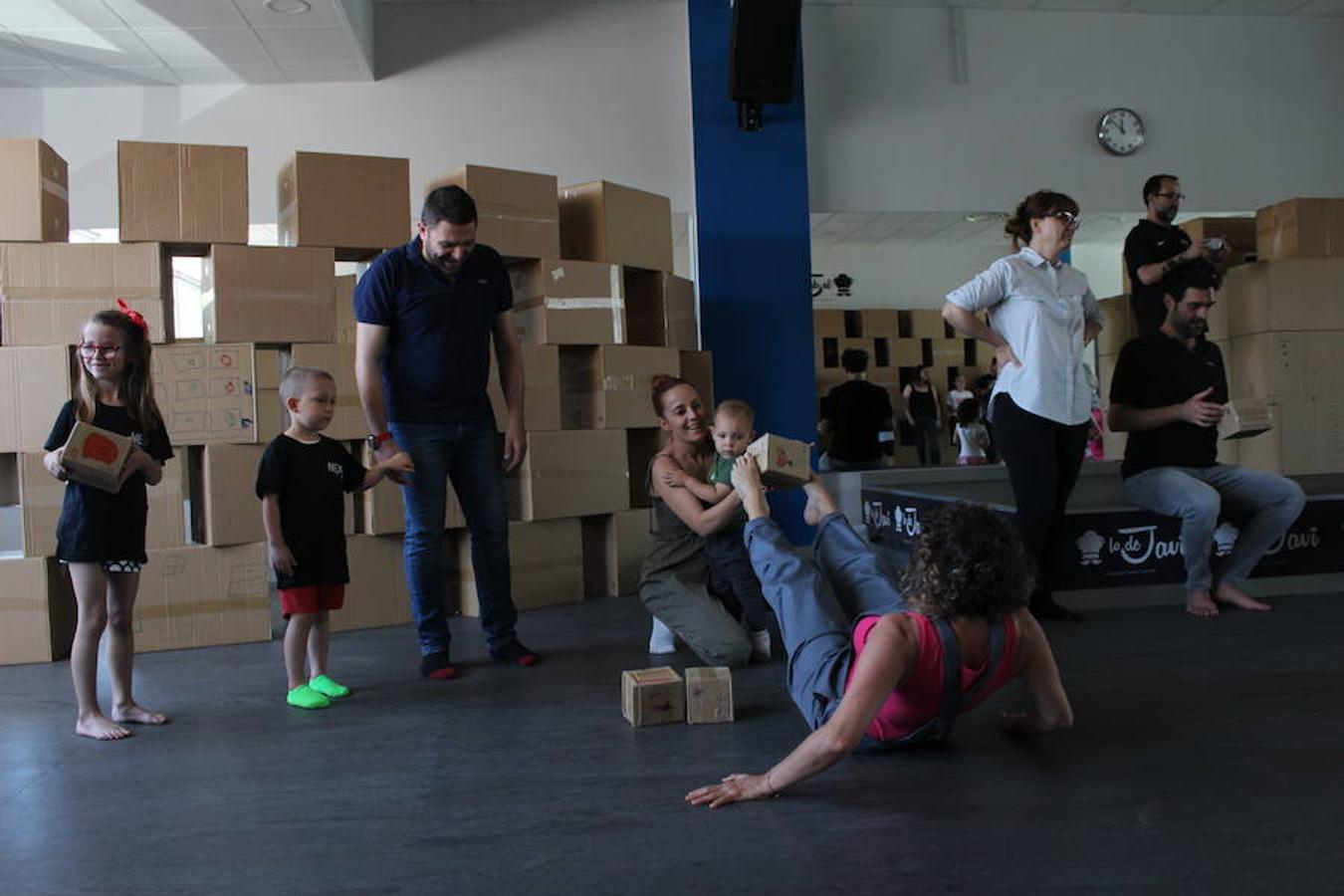 Decenas de niños disfrutaron el sábado con el espectáculo interactivo Un Mundo de Cartón, desarrollado por la compañía catalana Creamoviment. A través de un cuento de animales mágicos y de más de cien cajas de cartón, los niños pudieron descubrir, explorar y experimentar de manera respetuosa, vivencias y sensaciones de un mundo de cartón vivo y en constante cambio.