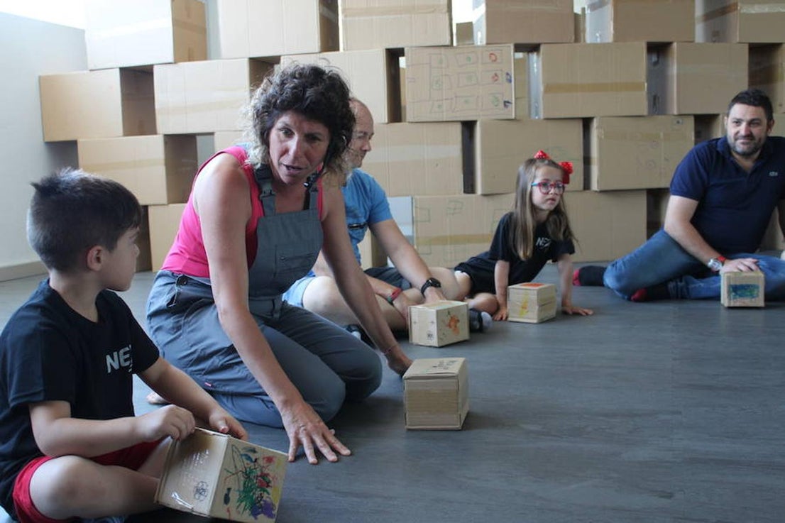 Decenas de niños disfrutaron el sábado con el espectáculo interactivo Un Mundo de Cartón, desarrollado por la compañía catalana Creamoviment. A través de un cuento de animales mágicos y de más de cien cajas de cartón, los niños pudieron descubrir, explorar y experimentar de manera respetuosa, vivencias y sensaciones de un mundo de cartón vivo y en constante cambio.