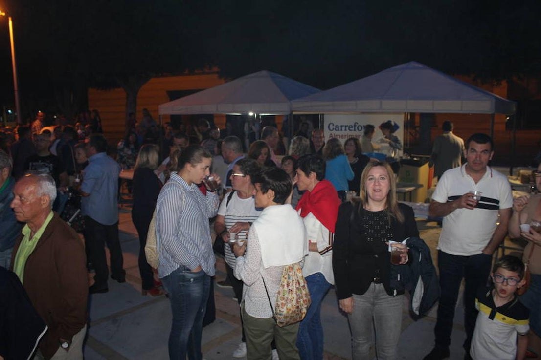 El Parque Municipald e El Ejido volvió a acoger el sábado por la noche un año más la fiesta de despedida del Festival de Teatro del municipio. Un evento en el que como es ya tradición el áTrea de Cultura del Ayuntamiento de El Ejido invitó a todos los asistentes a disfrutar de un mojito al aire libre y con la mejor música de fondo. Y esto de 'la mejor música' fue además más realidad que nunca porque quienes acudieron a la despedida de esta 42 edición pudieron asistir a un concierto muy especial, el que ofreció La Banda de Dios, misma banda que puso los acordes a los temas del musical La Llamada a su paso por El Ejido tanto el viernes como el sábado. 