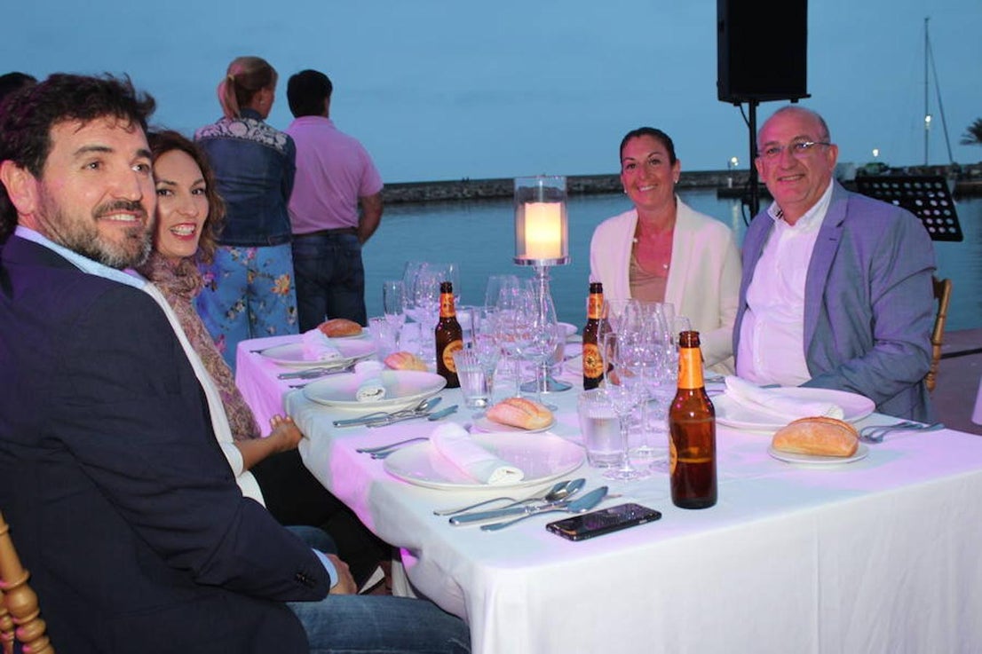 El Puerto Deportivo de Almerimar acogió en la noche del jueves la celebración de una nueva edición del 'Teatro Comestible' en colaboración con el chef José Álvarez y el Restaurante La Costa, de la que disfrutaron un total de 80 comensales. Una propuesta vanguardista y sorprendente que se enmarca en el 42 Festival de Teatro de El Ejido y que se convierte año tras año en una experiencia sensorial sin igual. En este sentido, la originalidad y la innovación se convierten en piezas fundamentales cada año y en esta edición el marco escogido para llevarla a cabo volvió a ser todo un acierto y a convertir la cita en todo un éxito.