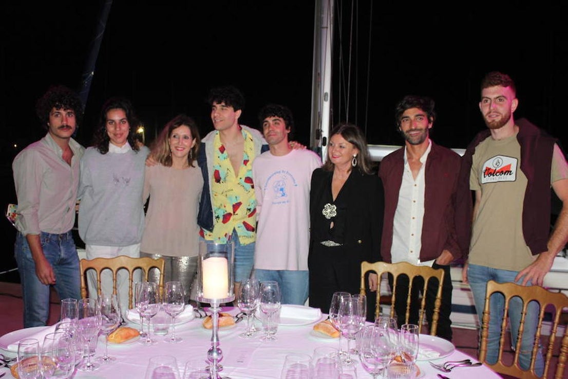El Puerto Deportivo de Almerimar acogió en la noche del jueves la celebración de una nueva edición del 'Teatro Comestible' en colaboración con el chef José Álvarez y el Restaurante La Costa, de la que disfrutaron un total de 80 comensales. Una propuesta vanguardista y sorprendente que se enmarca en el 42 Festival de Teatro de El Ejido y que se convierte año tras año en una experiencia sensorial sin igual. En este sentido, la originalidad y la innovación se convierten en piezas fundamentales cada año y en esta edición el marco escogido para llevarla a cabo volvió a ser todo un acierto y a convertir la cita en todo un éxito.