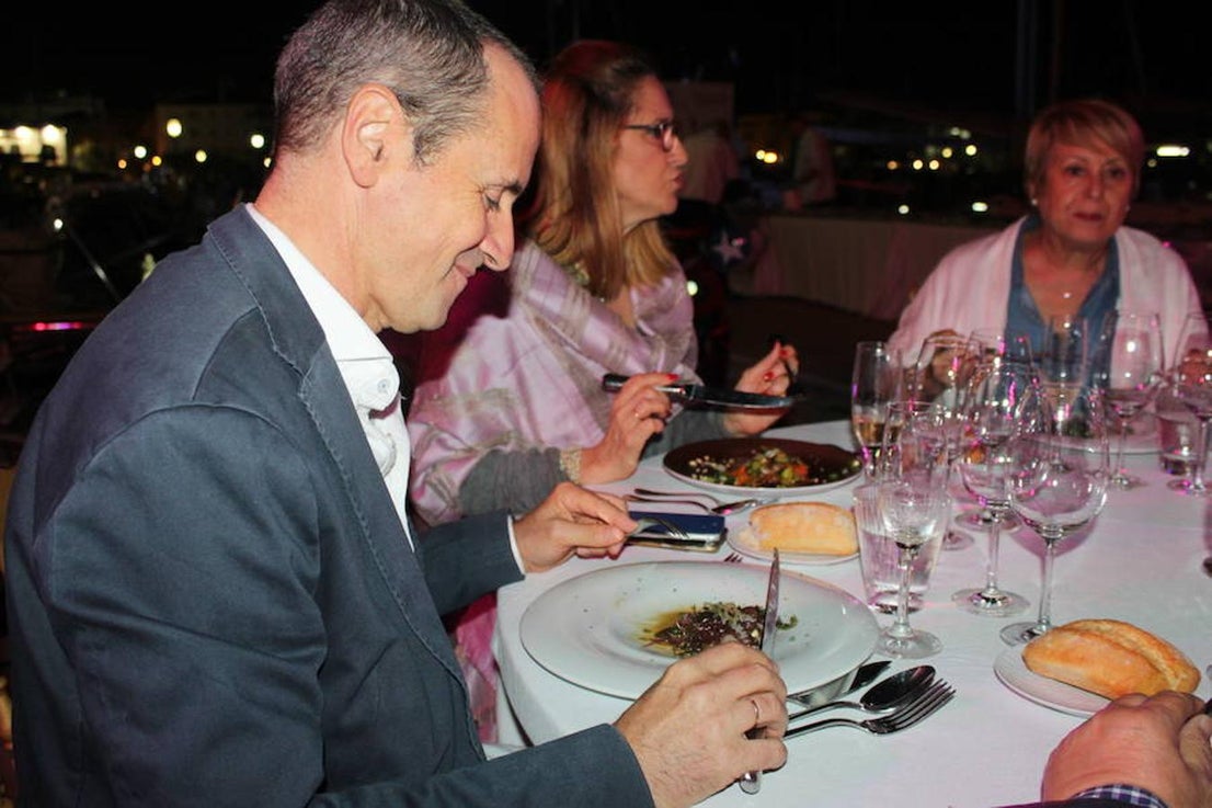 El Puerto Deportivo de Almerimar acogió en la noche del jueves la celebración de una nueva edición del 'Teatro Comestible' en colaboración con el chef José Álvarez y el Restaurante La Costa, de la que disfrutaron un total de 80 comensales. Una propuesta vanguardista y sorprendente que se enmarca en el 42 Festival de Teatro de El Ejido y que se convierte año tras año en una experiencia sensorial sin igual. En este sentido, la originalidad y la innovación se convierten en piezas fundamentales cada año y en esta edición el marco escogido para llevarla a cabo volvió a ser todo un acierto y a convertir la cita en todo un éxito.